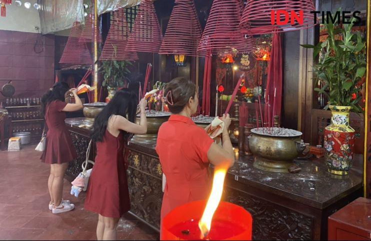 5 Potret Ibadah Imlek di Wihara Dharma Bakti Glodok