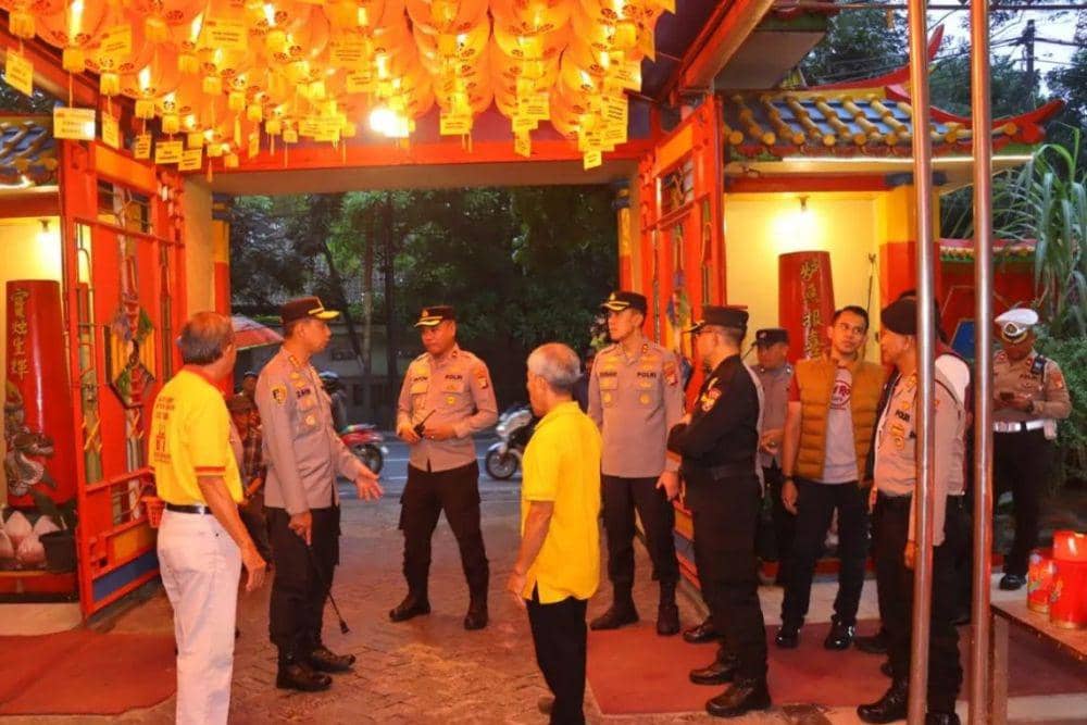 Kapolres Metro Tangerang Kota Kombes Pol. Zain (kedua dari kiri) memberikan arahan terkait pengamanan di vihara dengan jumlah besar. (ANTARA/Polres Metro Tangerang Kota)