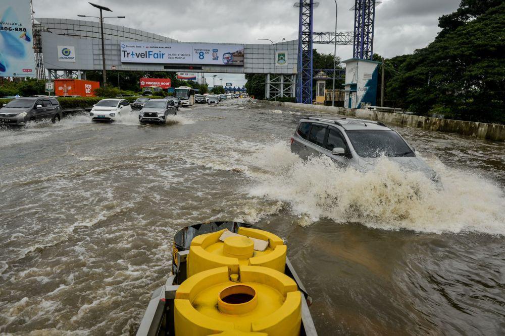 Cegah Banjir, Endapan Lumpur di Saluran Air Dikeruk