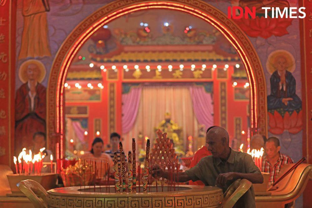 Panikam, Pria Hindu yang Bantu Umat Konghucu Rayakan Imlek di Kelenteng Pak Ti Hut Co Jalan Sunggal Medan, Selasa (28/1/2025) (IDN Times/Arifin Al Alamudi)