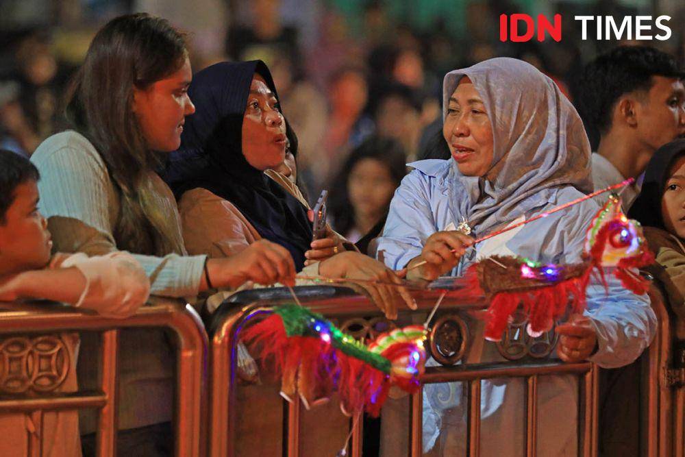 Pada malam tahun baru Imlek Kelenteng Pak Ti Hut Co Medan juga dipadati umat muslim yang ingin menyaksikan kemeriahan Imlek di keleteng ini (IDN Times/Arifin Al Alamudi)