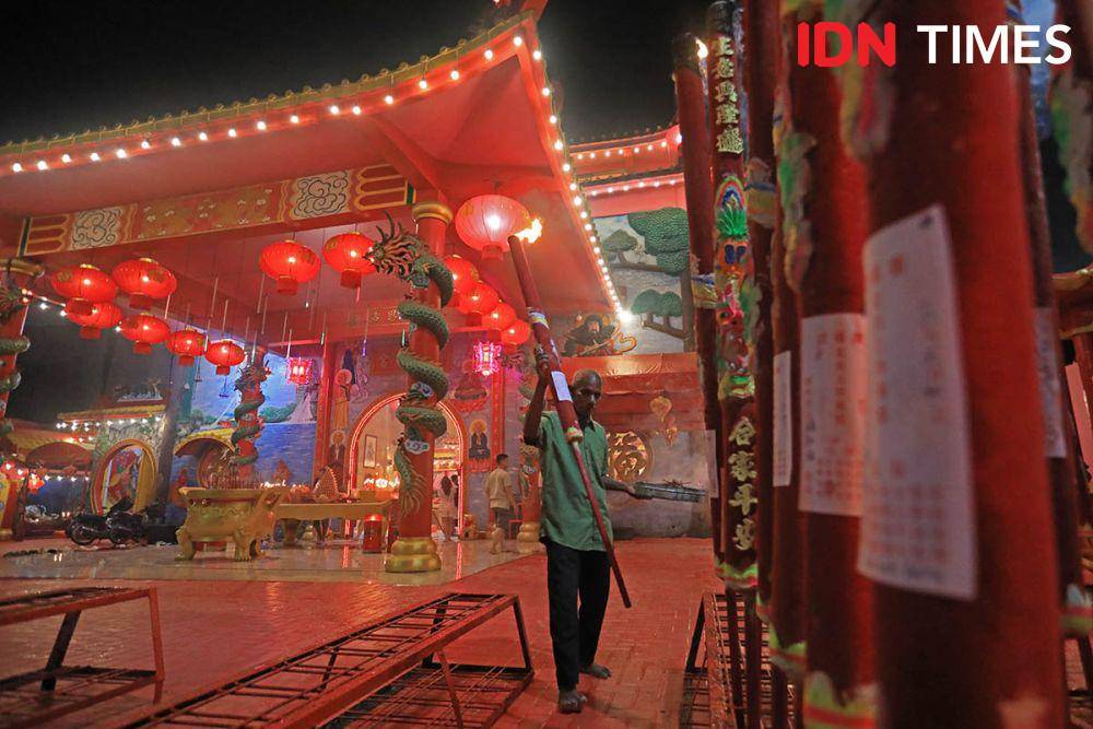 Panikam, Pria Hindu yang Bantu Umat Konghucu Rayakan Imlek di Kelenteng Pak Ti Hut Co Jalan Sunggal Medan, Selasa (28/1/2025) (IDN Times/Arifin Al Alamudi)