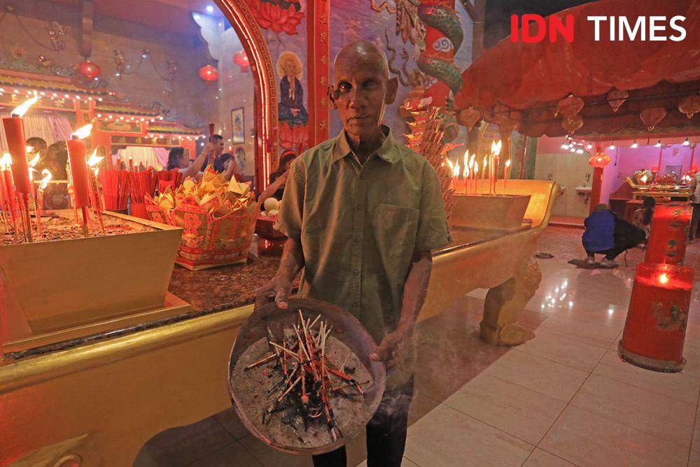 Panikam, Pria Hindu yang Bantu Umat Konghucu Rayakan Imlek di Kelenteng Pak Ti Hut Co Jalan Sunggal Medan, Selasa (28/1/2025) (IDN Times/Arifin Al Alamudi)
