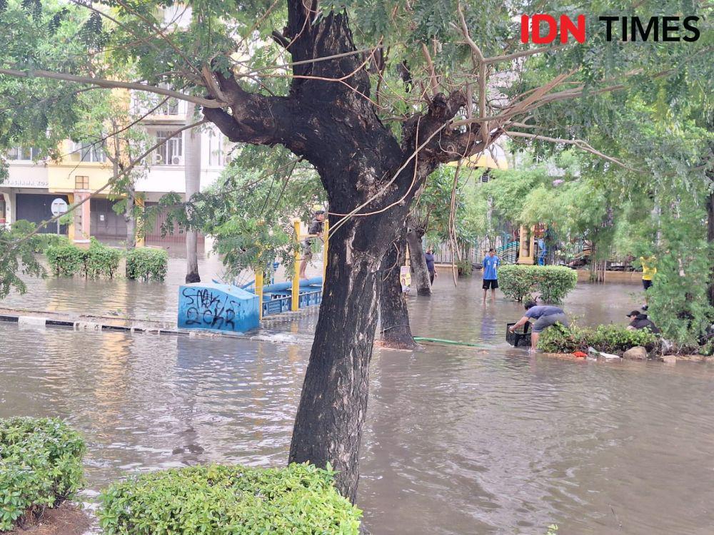 Banjir di Cengkareng, Macet Panjang Kendaraan Tak Bisa Bergerak