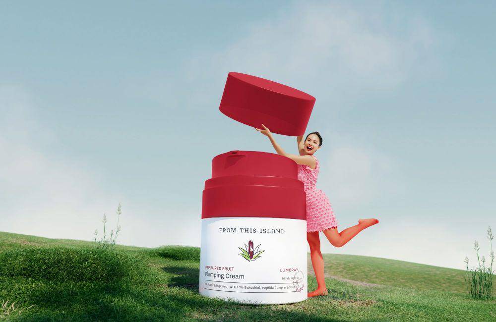 Potret pelembap Papua Red Fruit Plumping Cream dengan kemasan baru. (dok. From This Island)