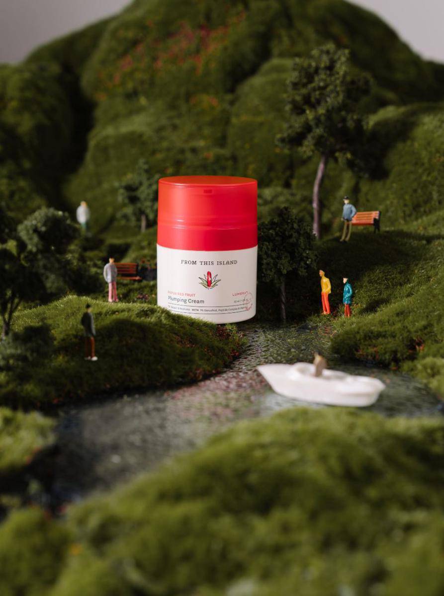 Visual unik produk Papua Red Fruit Plumping Cream melalui kampanye terbaru From This Island bertajuk "Re-New with Lumera™ for Your Pillow Skin Era.” (dok. From This Island)