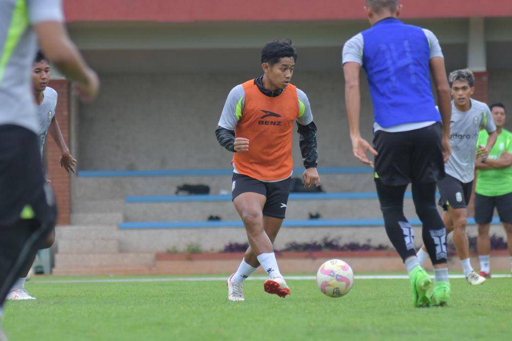 Para pemain Nusantara United tengah berlatih untuk persiapan laga Liga 2. (dok Nusantara United)