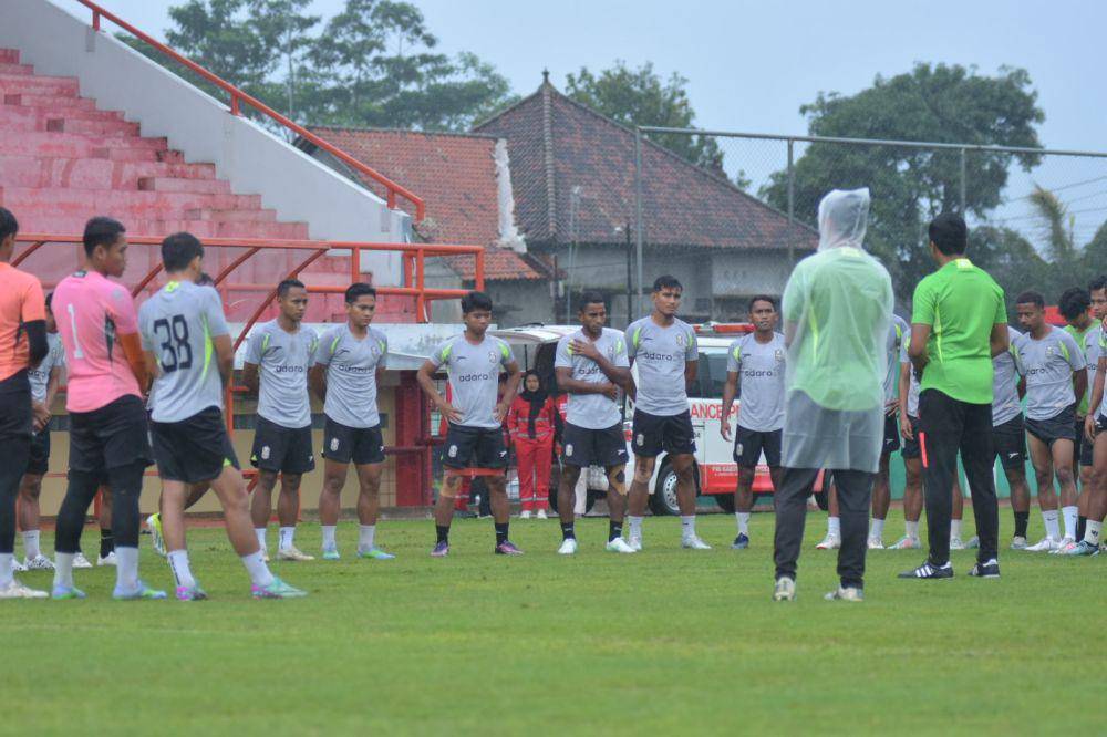 Para pemain Nusantara United tengah berlatih untuk persiapan laga Liga 2 melawan PSMS Medan. (dok Nusantara United)