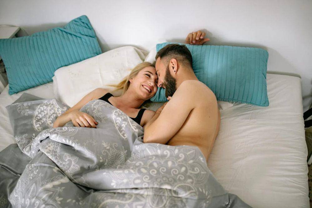 ilustrasi pillow talk sebelum tidur (pexels.com/Yan Krukau)