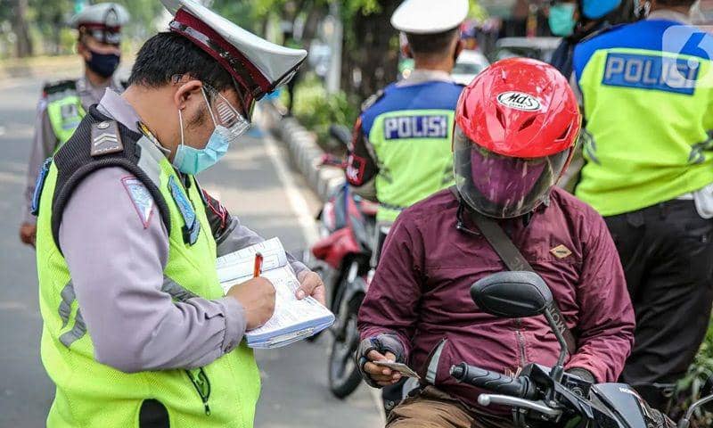 ilustrasi pengendara motor kena tilang karena tidak memiliki SIM (dok. Tribrata News Polri)