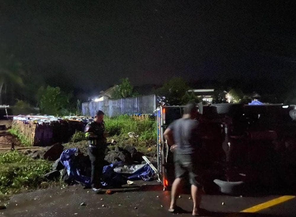 Penampakan mobil pikap korban Sehendra terguling dan mengalami aksi penjarahan di Jalinsum Way Kanan. (Dok. Polres Way Kanan)?
