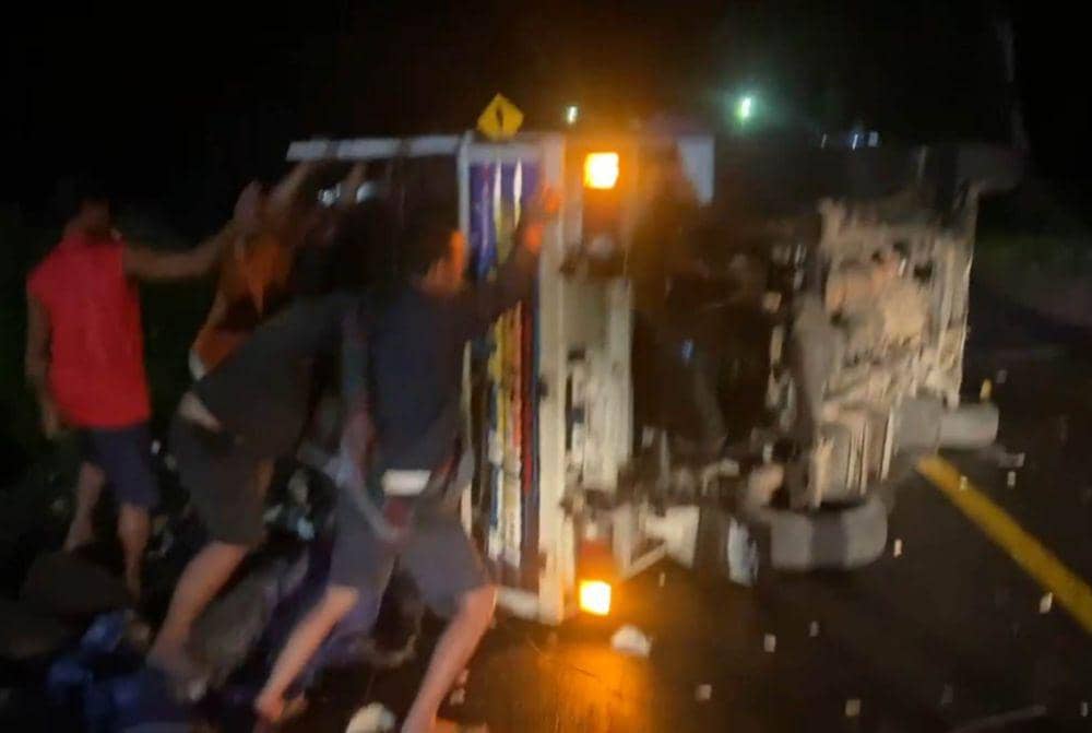 Penampakan mobil pikap korban Sehendra terguling dan mengalami aksi penjarahan di Jalinsum Way Kanan. (Dok. Polres Way Kanan)?