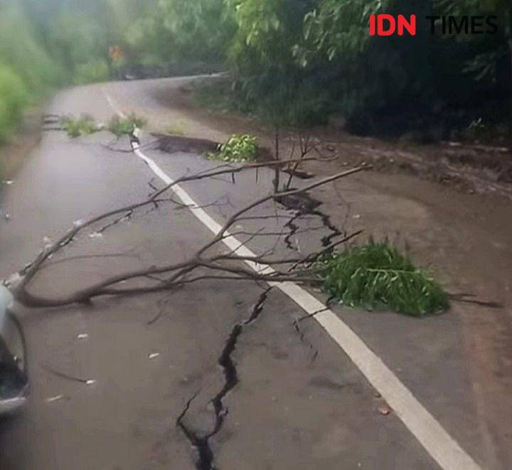 Foto jalan provinsi di Desa Tambane, Bima amblas akibat longsor (Dok/Istimewa)