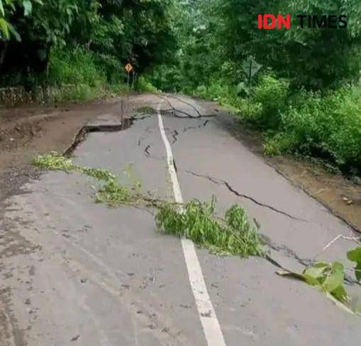 Foto kondisi jalan provinsi di Desa Tambane Kecamatan Langgudu, Bima yang amblas akibat longsor (Dok/Istimewa)
