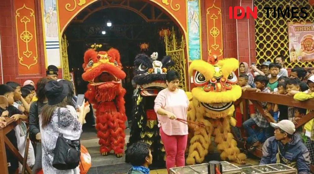 Ratusan Warga Padati Vihara Thay Hin Bio Lihat Barongsai