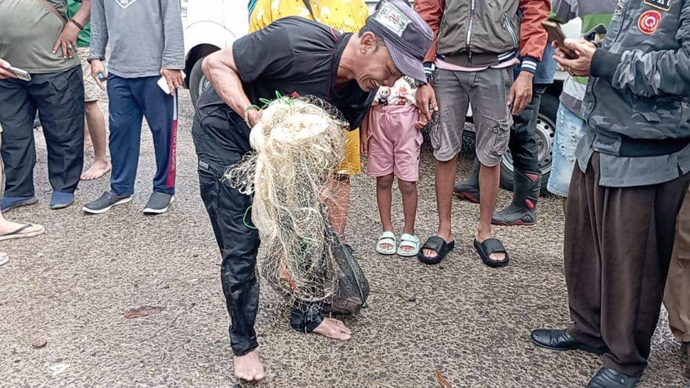 Saat Banjir, Warga Kosambi Malah Berburu Ikan Lele