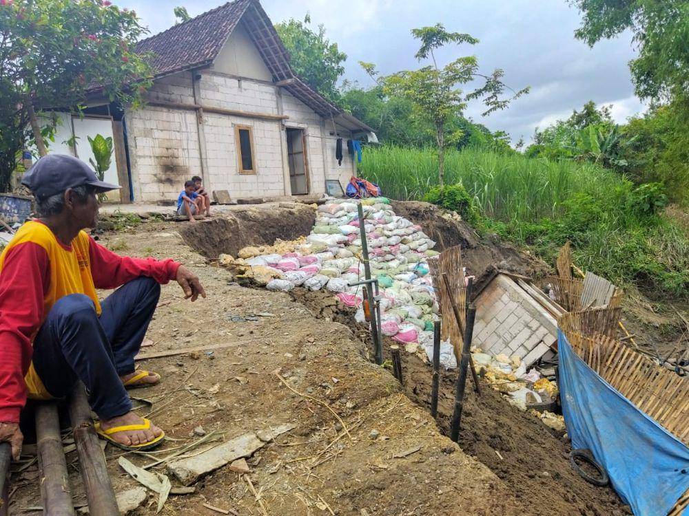 Rumah Supadi (50) di Desa Puhti, Kecamatan Karangjati, Kabupaten Ngawi terancam hanyut akibat abrasi. IDN Times/ Riyanto.