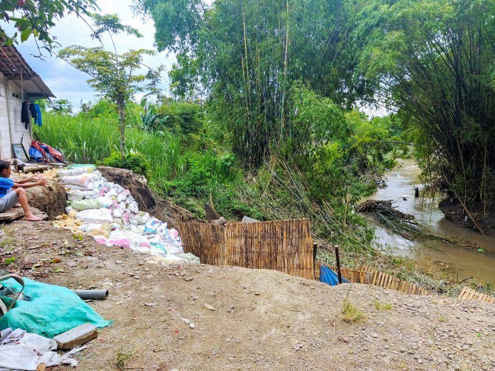 Rumah Supadi (50) di Desa Puhti, Kecamatan Karangjati, Kabupaten Ngawi terancam hanyut akibat abrasi. IDN Times/ Riyanto.