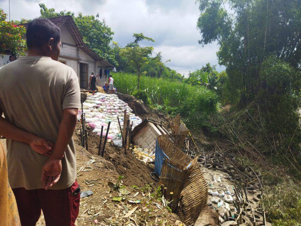 Rumah Supadi (50) di Desa Puhti, Kecamatan Karangjati, Kabupaten Ngawi terancam hanyut akibat abrasi. IDN Times/ Riyanto.