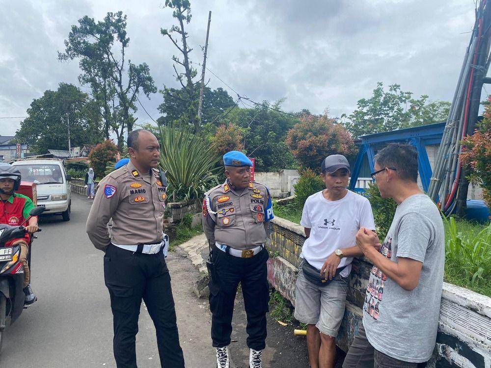 Proses penanganan pengendara pajero menabrak gerobak kacang pedagang di jalan Ahmad Yani Kota Bogor, Rabu (29/1/2025). (Polresta Bogor Kota).
