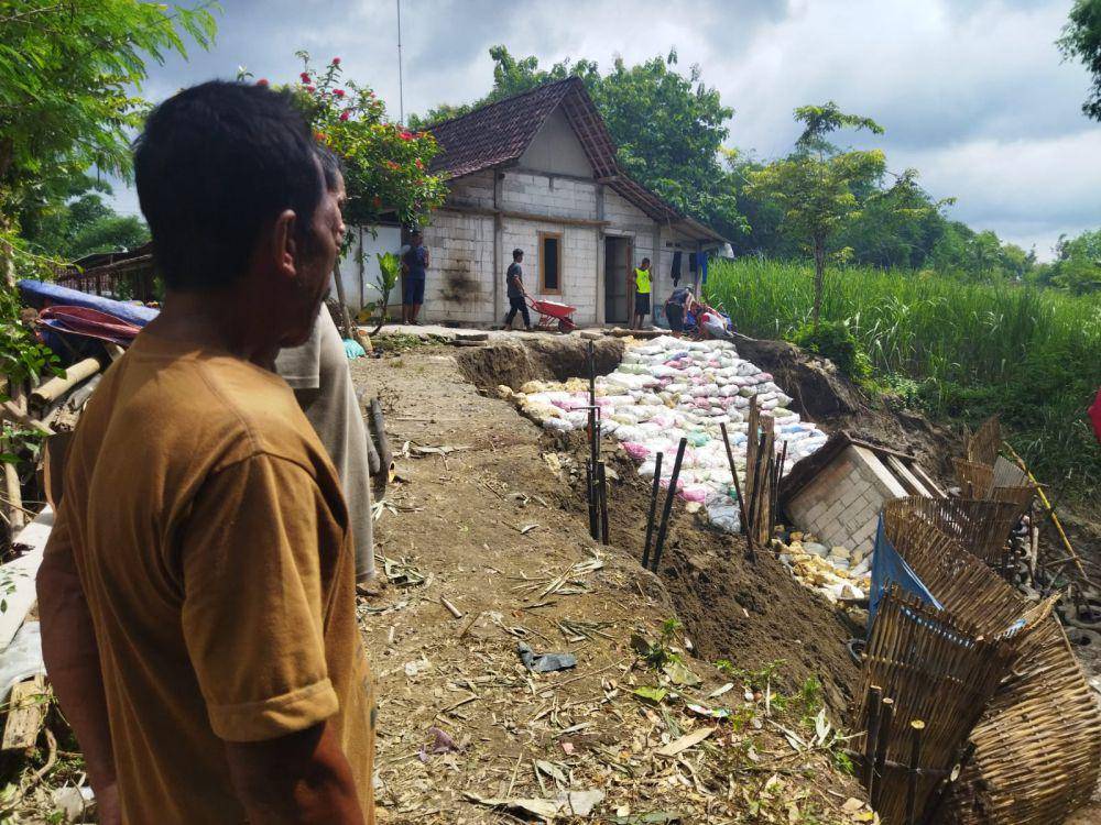 Rumah Supadi (50) di Desa Puhti, Kecamatan Karangjati, Kabupaten Ngawi terancam hanyut akibat abrasi. IDN Times/ Riyanto.