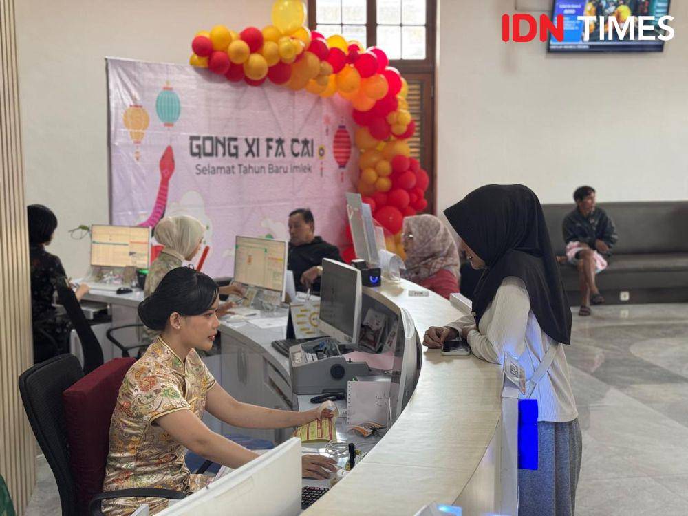 Petugas layanan tiket saat masih melayani antrian keberangkatan diakhir libur panjang, Rabu (29/1/2025).(IDN Times/Dok. KAI Daop 5 Purwokerto)