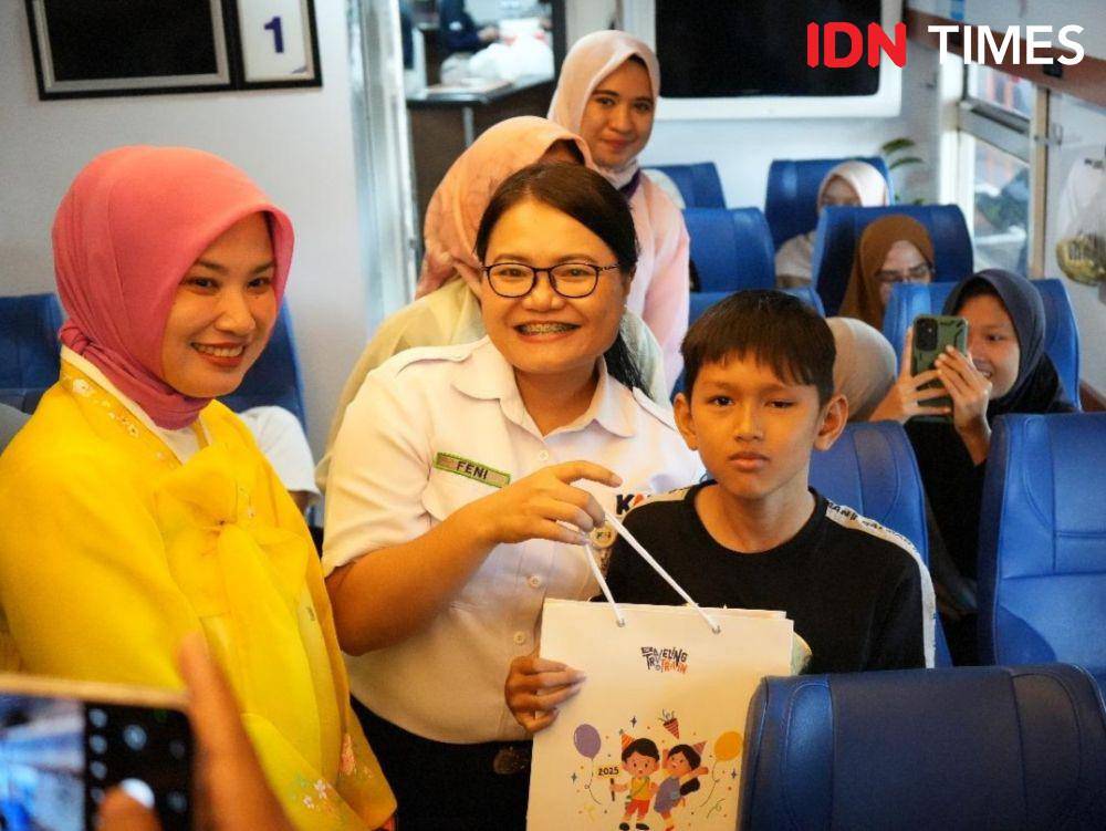 Humas KAI Daop 5 Purwokerto, Feni Novida Saragih saat menghampiri salah satu penumpang di kereta Joglosemarkerto, Rabu (29/1/2025).(IDN Times/ Dok. KAI Daop 5 Purwokerto)