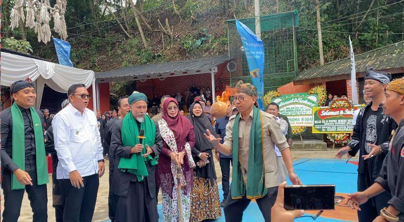 Kala Fadli Zon Jajal Permainan Bola Api di Sukabumi