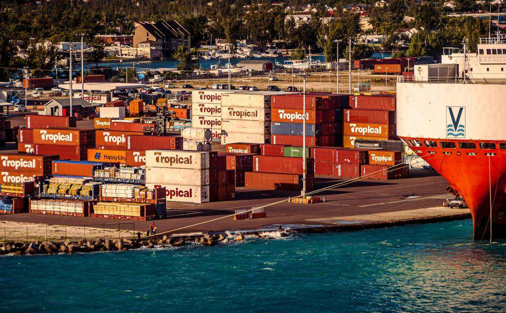 Ilustrasi bongkar muat cargo (Unsplash.com/Matt Benson)