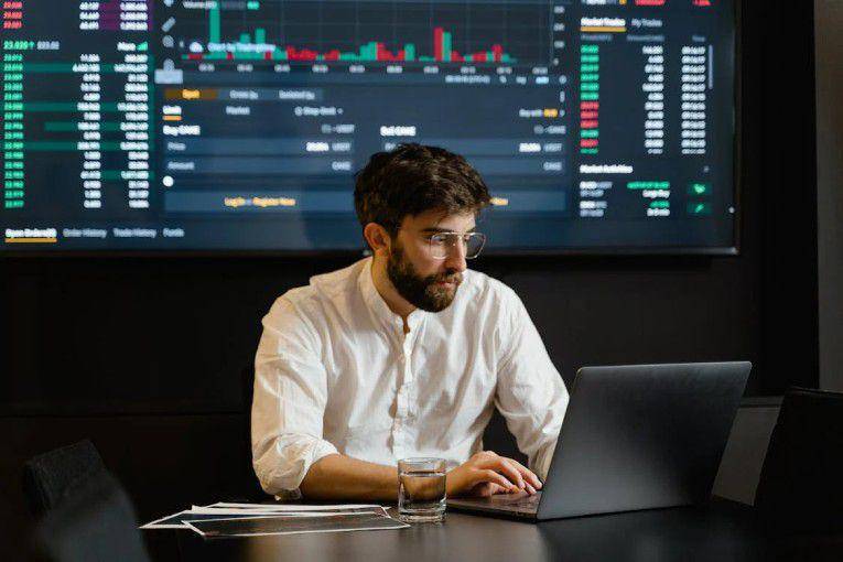 ilustrasi orang belajar investasi (pexels.com/Tima Miroshnichenko)