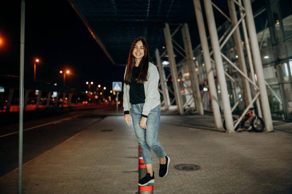 ilustrasi jalan-jalan malam (pexels.com/Вальдемар)