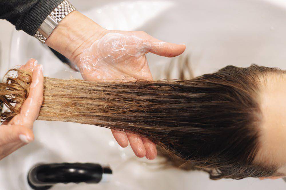 ilustrasi mengoleskan conditioner (pexels.com/Oleskandra Biliak)