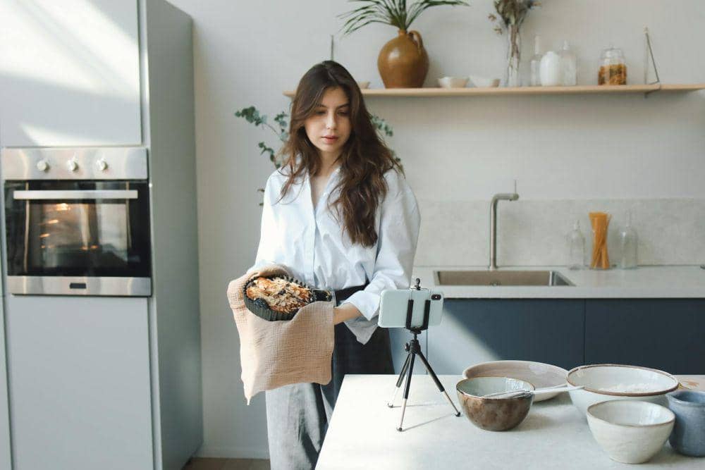 ilustrasi perempuan membuat kue (pexels.com/@polina tankilevitch)