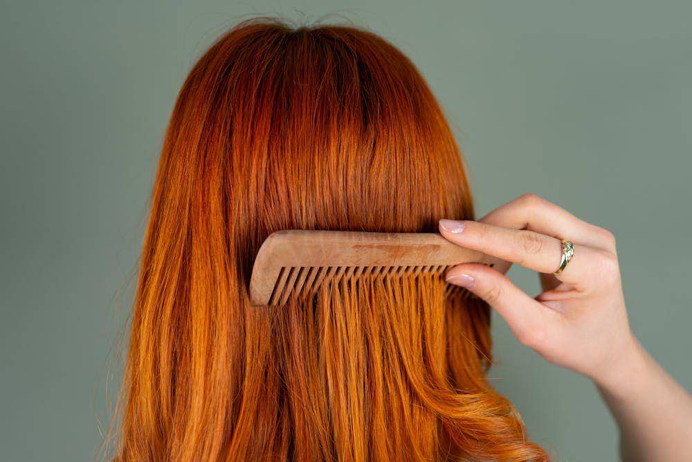 ilustrasi menyisir rambut dengan sisir bergigi jarang (pexels.com/Beyzanur K.)
