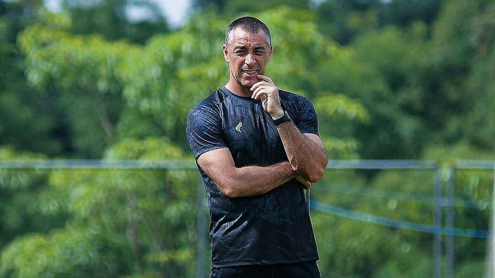 Ze Gomes selamat dari pemecatan meski kalah 3 kali beruntun. (FOTO: @aremafcofficial