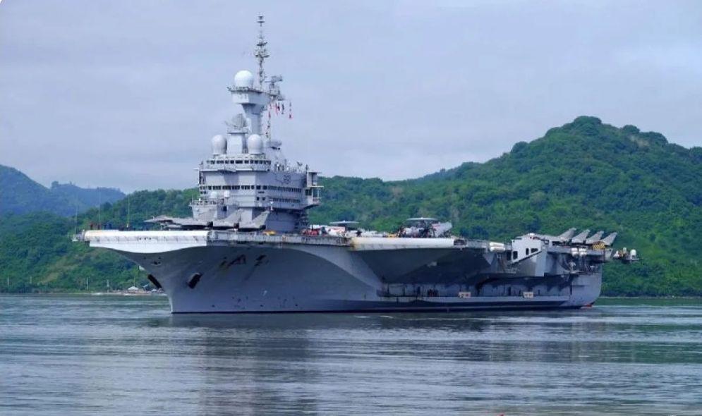 6 Potret Kapal Induk Prancis yang Bersandar di Pelabuhan Gili Mas