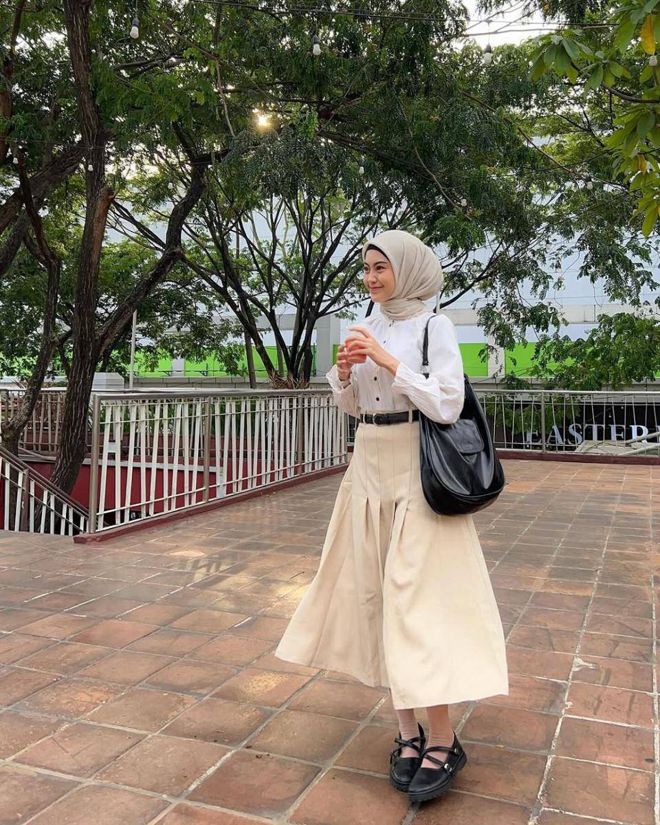 Neutral Colors Outfit ala Refina Habilia (instagram.com/refinahm)