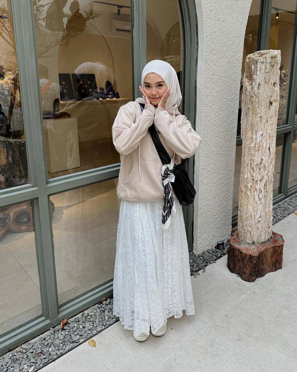 Neutral Colors Outfit ala Refina Habilia (instagram.com/refinahm)