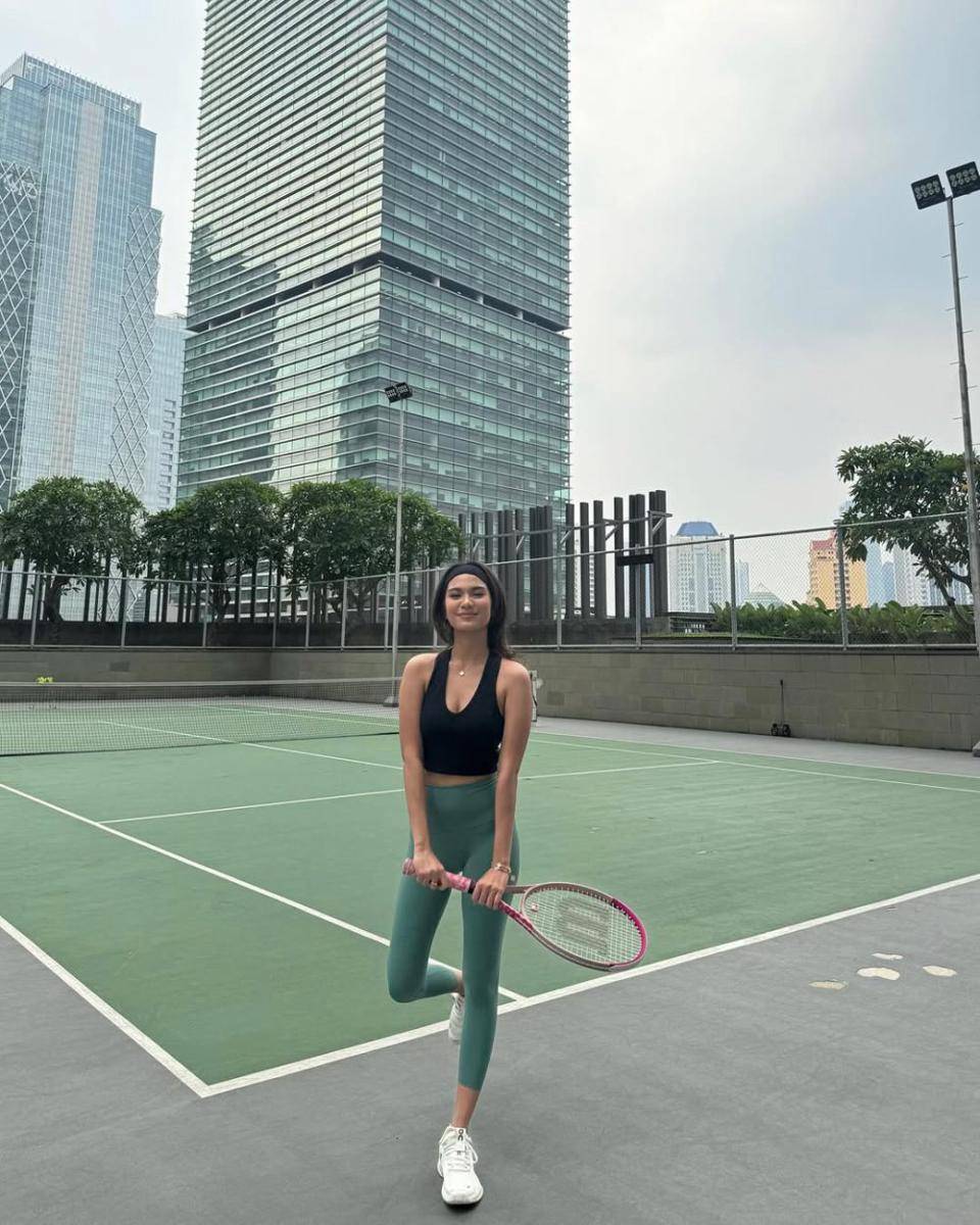 Outfit Olahraga ala Azizah Salsha (instagram.com/azizahsalsha_)