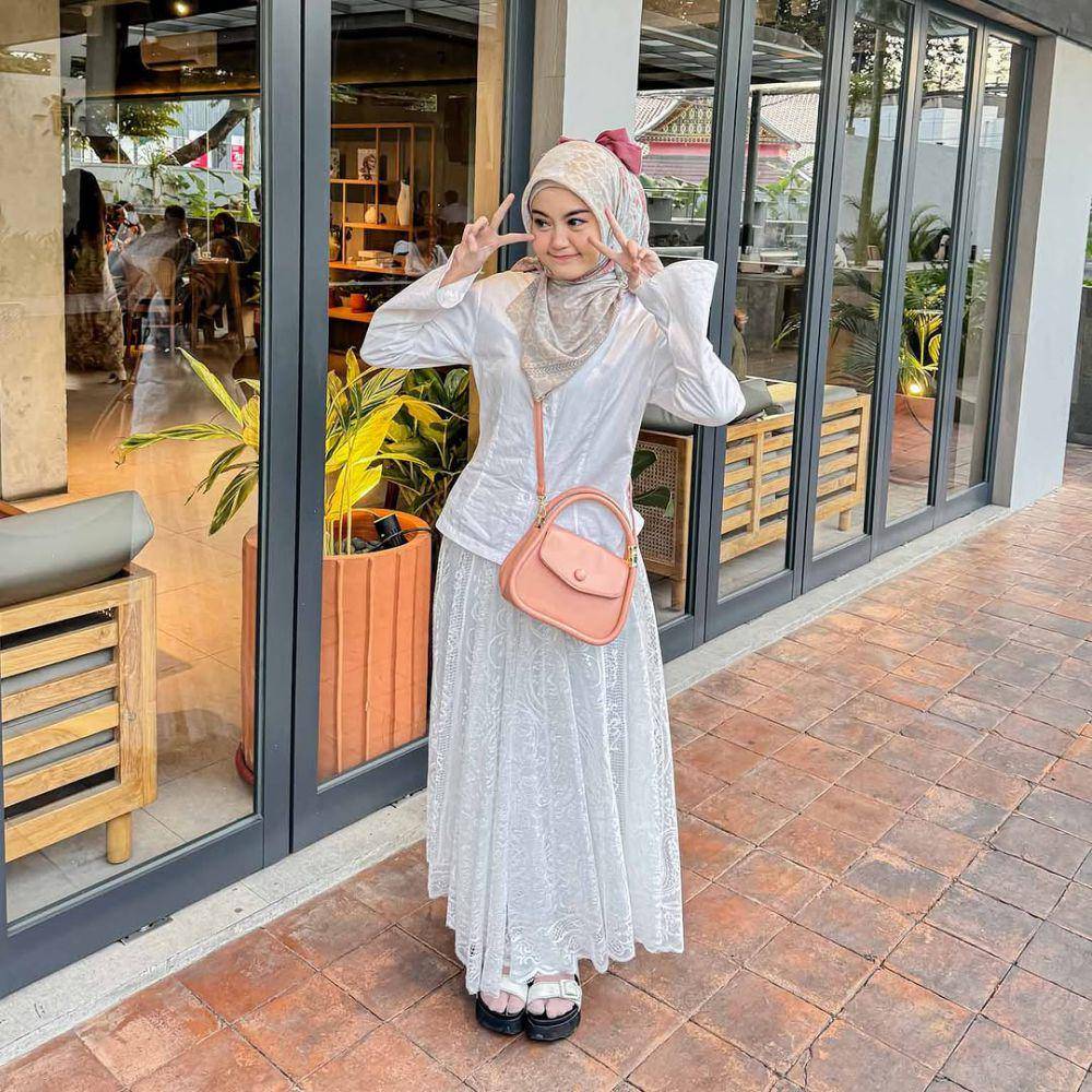 Neutral Colors Outfit ala Refina Habilia (instagram.com/refinahm)