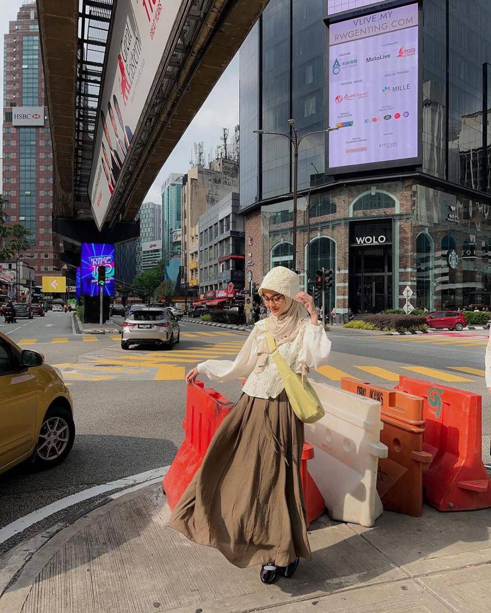 Neutral Colors Outfit ala Refina Habilia (instagram.com/refinahm)