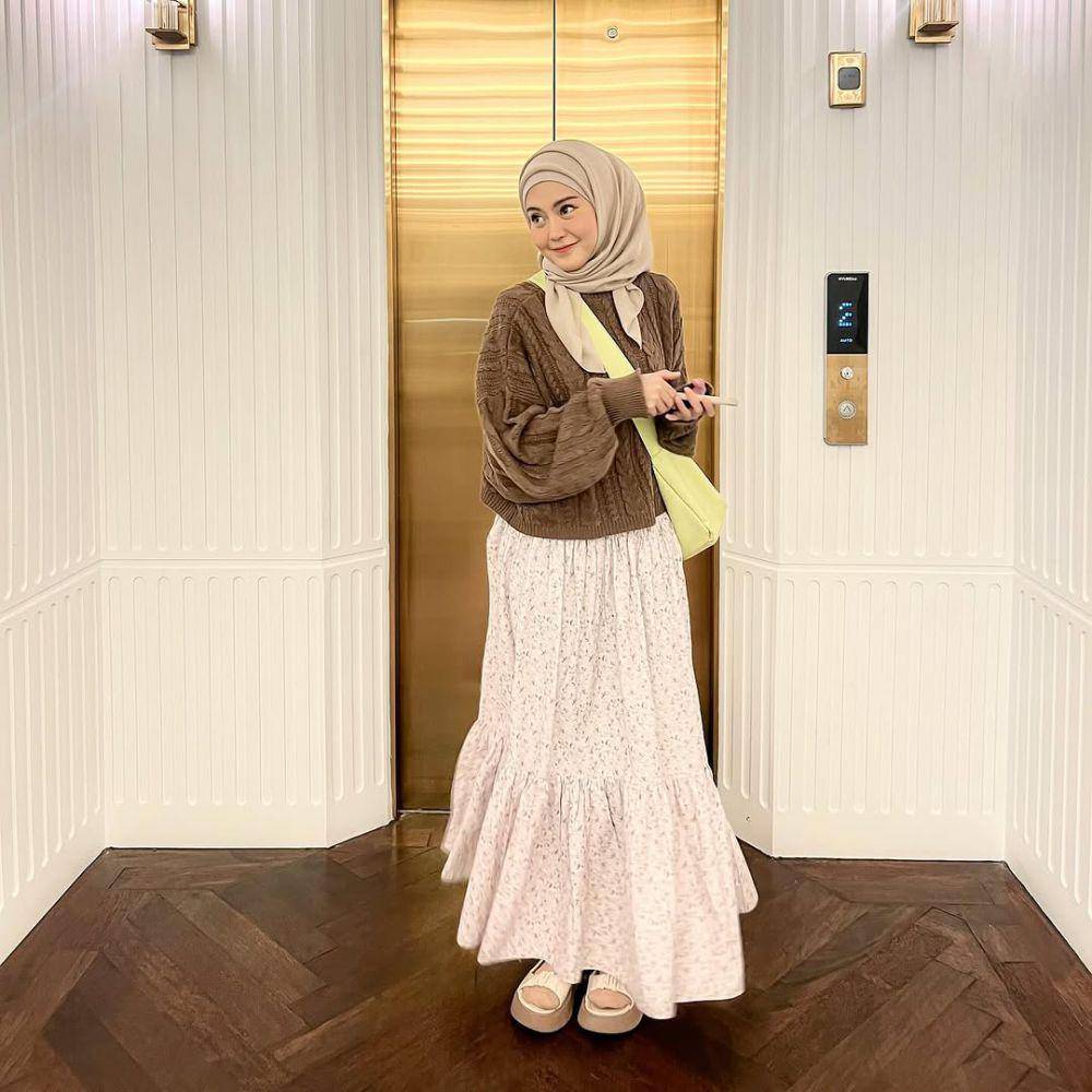 Neutral Colors Outfit ala Refina Habilia (instagram.com/refinahm)