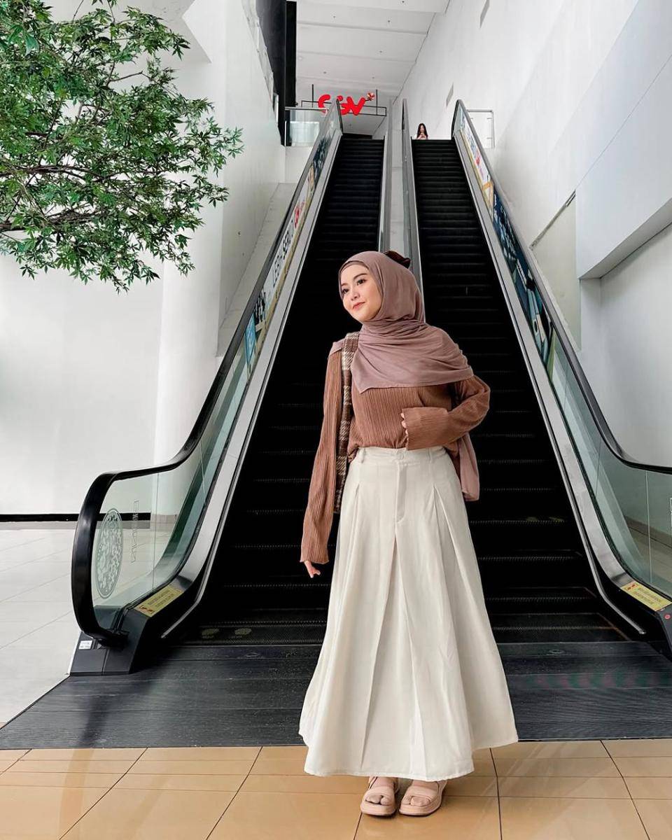 Neutral Colors Outfit ala Refina Habilia (instagram.com/refinahm)