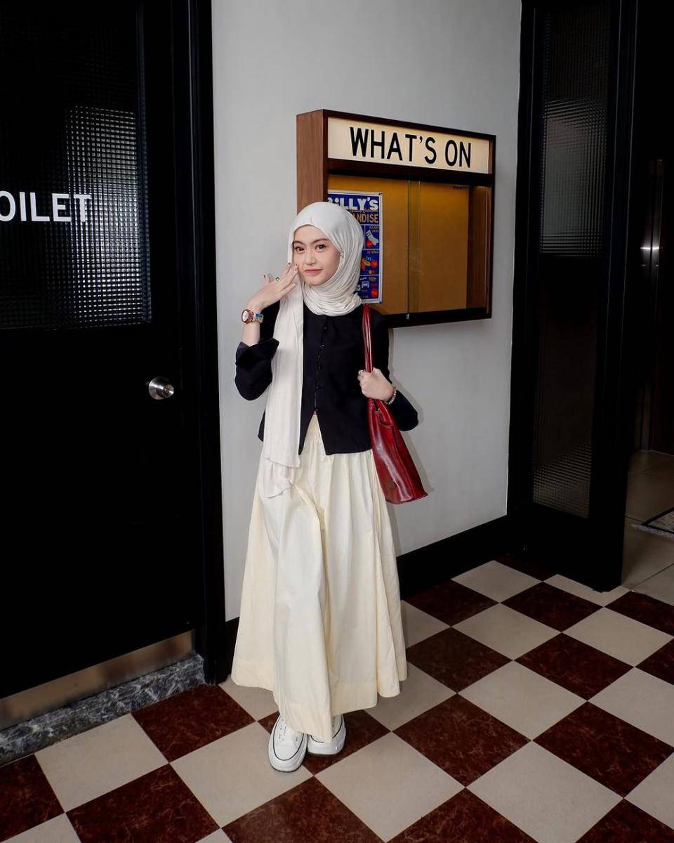 Neutral Colors Outfit ala Refina Habilia (instagram.com/refinahm)
