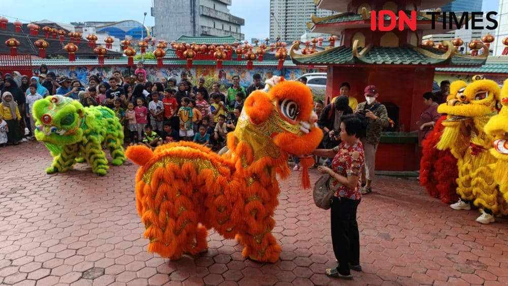 Pertunjukkan barongsai di Klenteng Guang De Miao, Balikpapan, Rabu (29/1/2025)