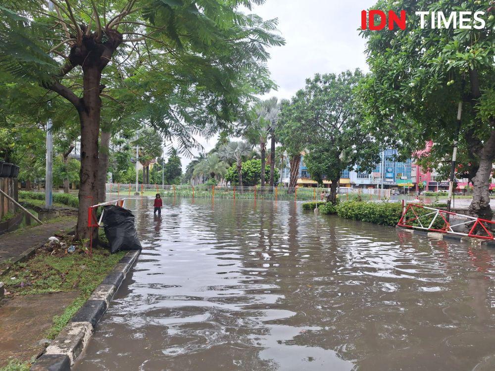 Cengkareng Timur Dikepung Banjir, Jalanan Tak Bisa Diakses Kendaraan