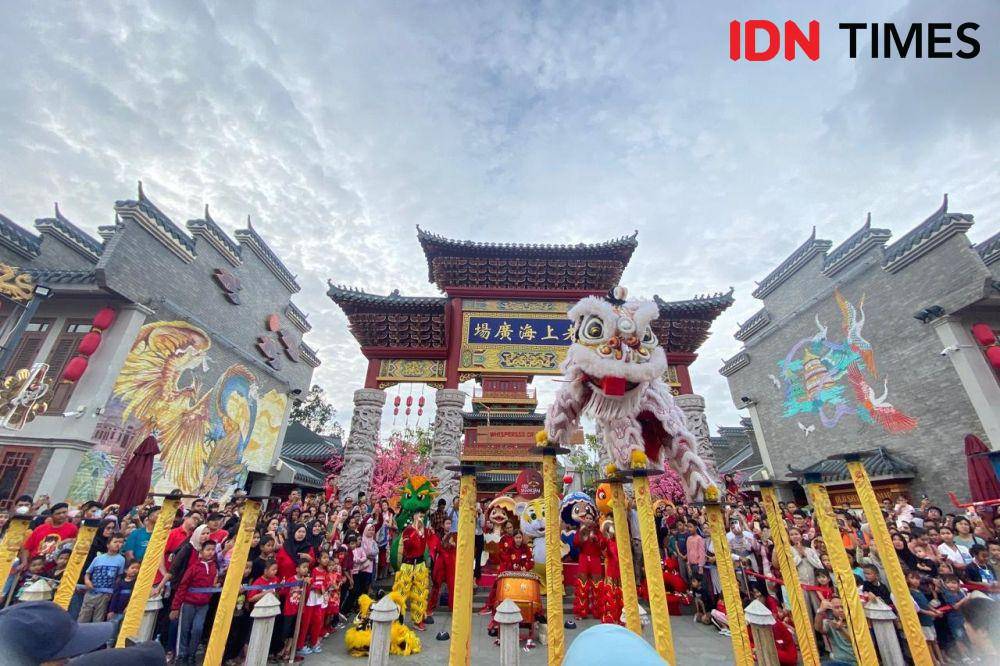 Pertunjukan barongsai tonggak yang ada di Old Shanghai Sedayu City saat perayaan Imlek 2025. (IDN Times/Besse Fadhilah)