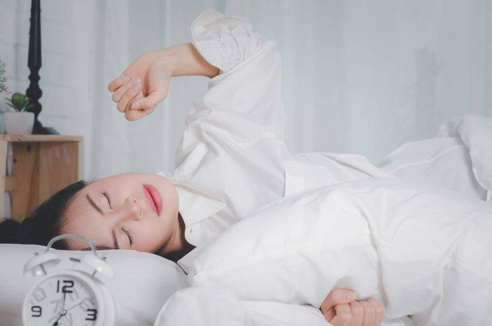 ilustrasi foto seorang wanita sedang tidur. (freepik.com)