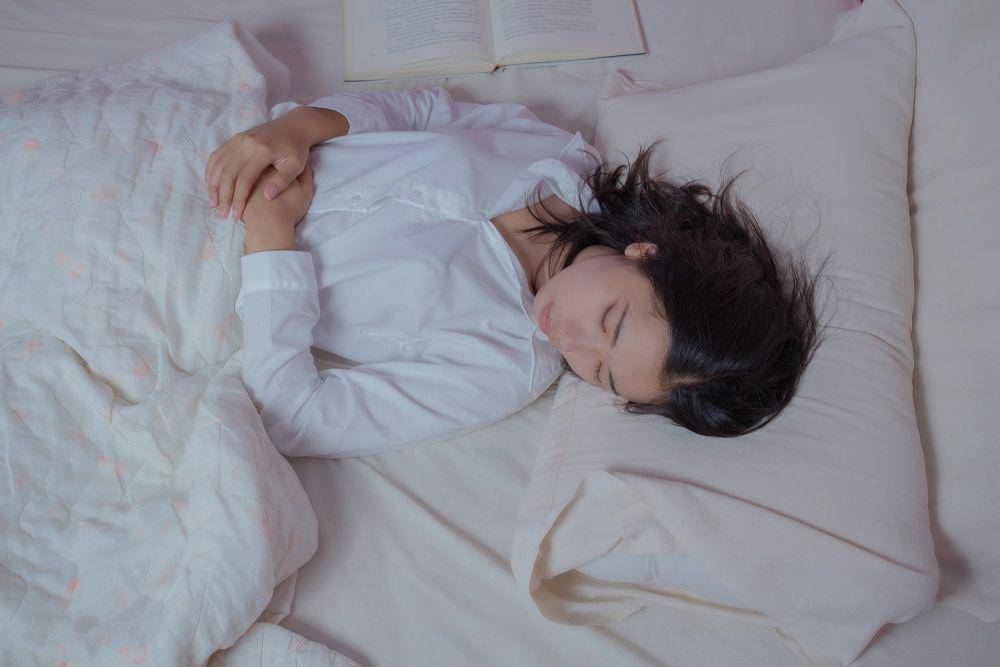 ilustrasi foto seorang wanita sedang tidur. (freepik.com/tintinny)