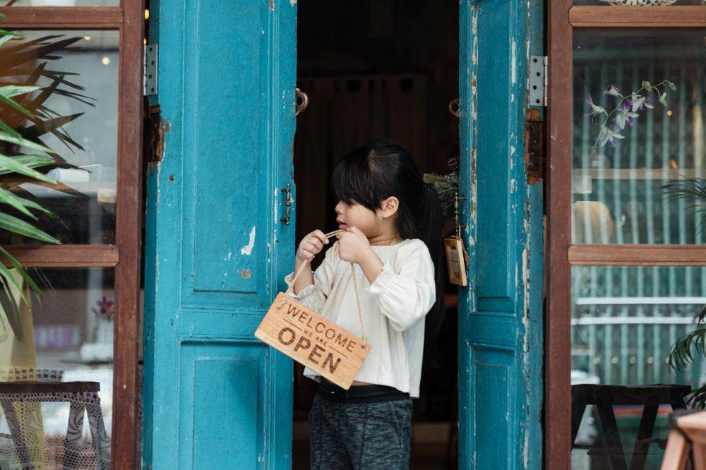 Kenapa Tidak Boleh Makan di Depan Pintu? Adakah Penjelasan Ilmiahnya?